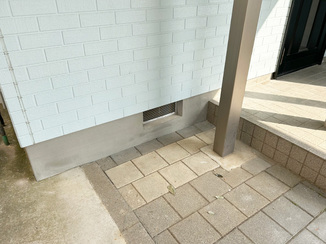 小工事 粉をふいたコンクリートをきれいに補修し、清潔感のある玄関に