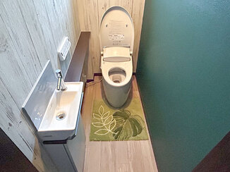 トイレリフォーム シックなグリーンで彩りをプラスしたトイレ