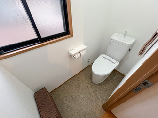 トイレリフォーム ホワイトで統一した、清潔感のあるトイレ