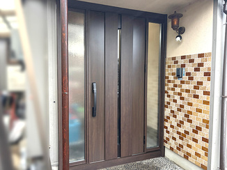 玄関ドアリフォーム 猫ちゃんの脱走を防ぎ、採光も確保した玄関ドア