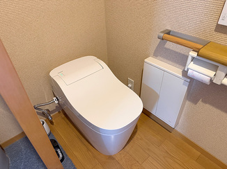 キッチンリフォーム タンクレスで快適になったトイレと一新したコンロとレンジフード